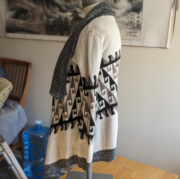 Unique Warm Cardigan - Picture 2 of 4